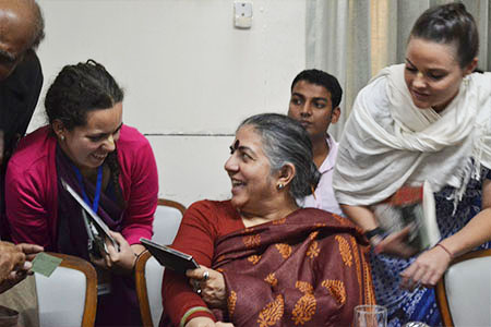 Activistas PMC con vandana shiva