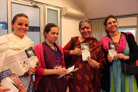 Activistas PMC con vandana shiva