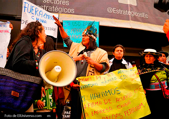 Indigenas Sápara protestando por el contrato con Andes Petroleum