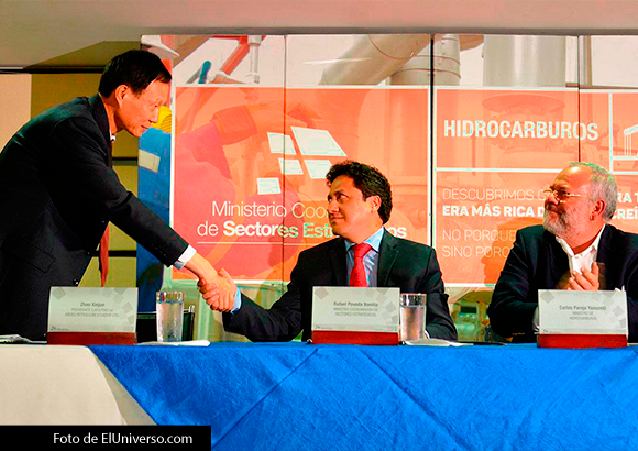 Zhiao Xinjun de Andes Petroleum y los ministros Rafael Poveda y Carlos Pareja