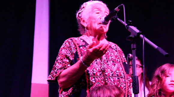 La Abuela Margarita cantando una de sus canciones