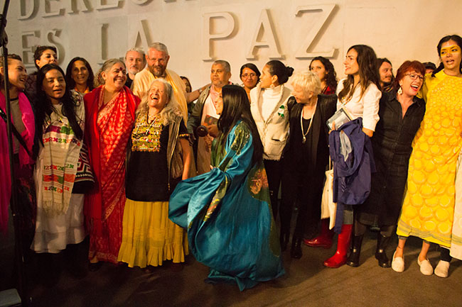 Foro por los Derechos de la Naturaleza - cantando con Vandana Shiva