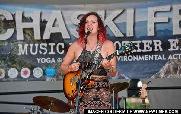 Nicole Thompson tocando con la banda Tangible en el Chaski Fest