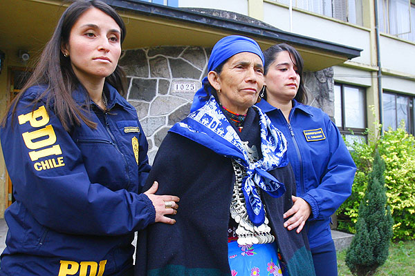 Miembros de la policia chilena arrestando a La Machi Francisca