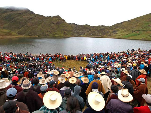 La comuna reunidad en una de las lagunas que el proyecto conga planea destruir