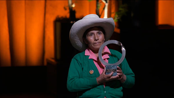 Maxima Acuña de Chaupe recibiendo el Goldman Environmental Prize 2006