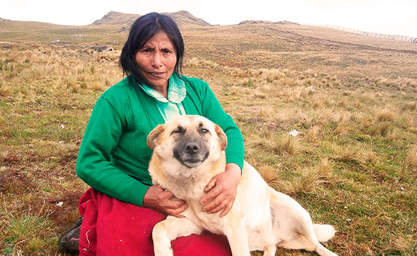 Maxima y uno de sus perros pastores